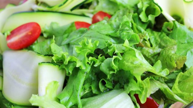 Как да приготвим вкусна зелена салата и с каква напитка да я комбинираме