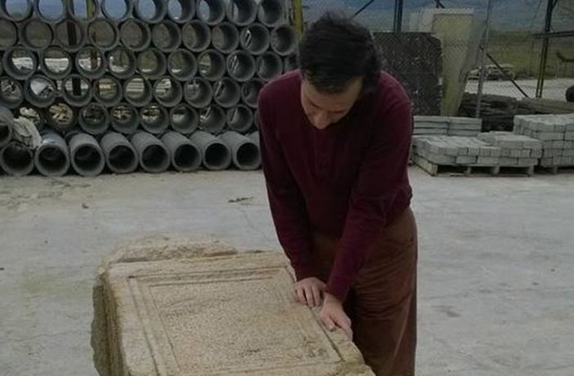 Полицията спасила от иманярските набези древна надгробна плоча
