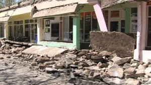 падна козирка на жилищен блок