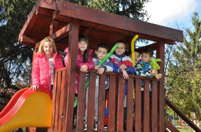 Освежават детските съоръжения в община Разлог