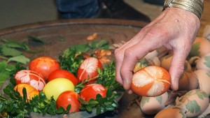 Боядисване на яйца с естествени багрила