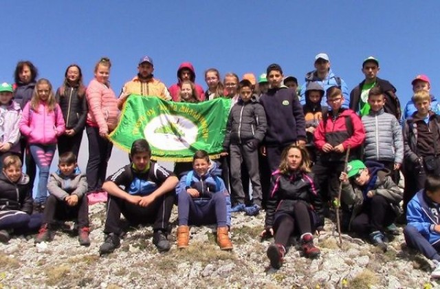 Млади туристи покориха най-високия връх в Южен Пирин