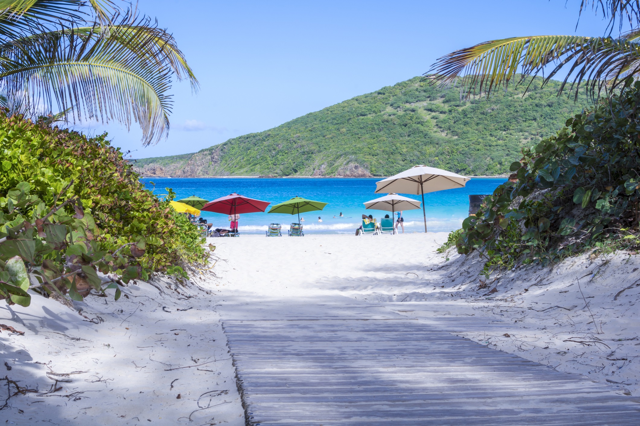 Фламенко (Пуерто Рико) – плажът се намира на о. Кулебра. 2,5-километровата ивица се среща с плитките, бистри и спокойни води на Атлантическия океан. Подходящ е както за излежаване с коктейл в ръка, така и за любителите на гмуркането.