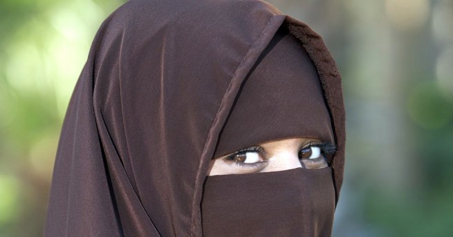 Холандия прие ограничена забрана за носене на скриващи лицето облекла