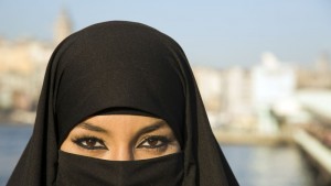 Чиновник в иранска банка който обслужил жена без хиджаб бе