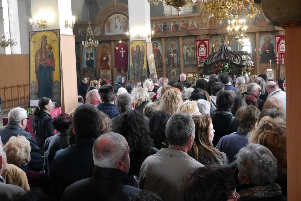 Стотици дойдоха в храма, за да се поклонят на гроба Христов