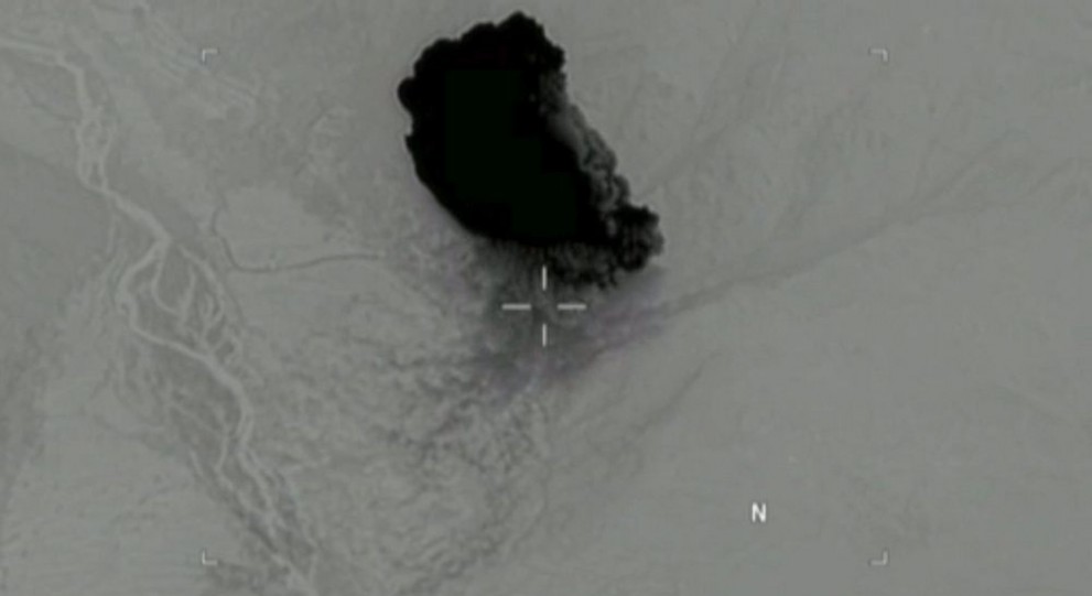 Американското военно министерство разпространи кадри от видео от момента на удара в четвъртък по системата от тунели в Източен Афганистан, за която се смята, че се ползва от ИД