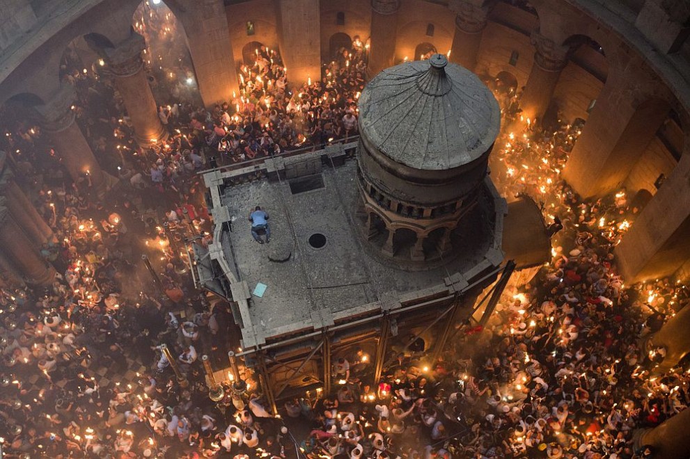 Свещения огън се запалва на гробницата на Христос в Йерусалим миналата година