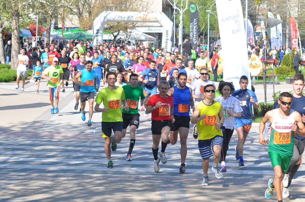 Варненска доминация във Великденския крос, 145 човека бягаха по улиците на Разград, сред тях и световен шампион