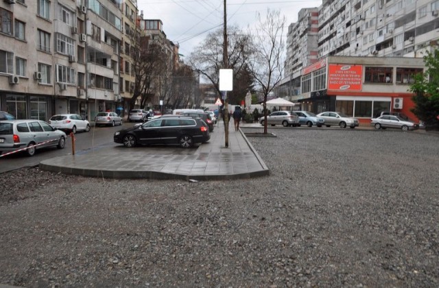Само дъждовното време пречи на полагането на асфалта на новия паркинг в Братя Миладинови