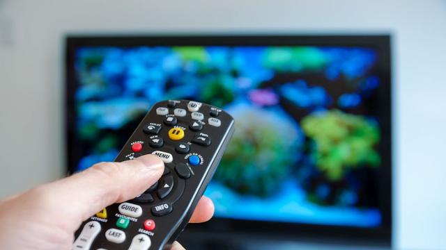 Учени: Работещият телевизор през нощта може да ни направи дебели 