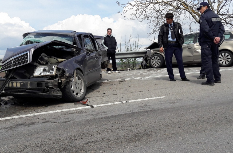 Катастрофа с 5 коли затвори пътя за Варна