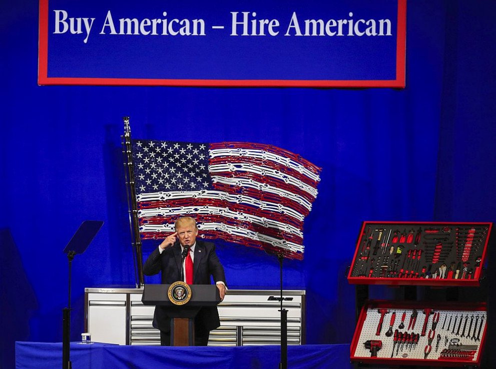 Президентът на САЩ Доналд Тръмп подписа указа  "Купувай американското, наемай американци"