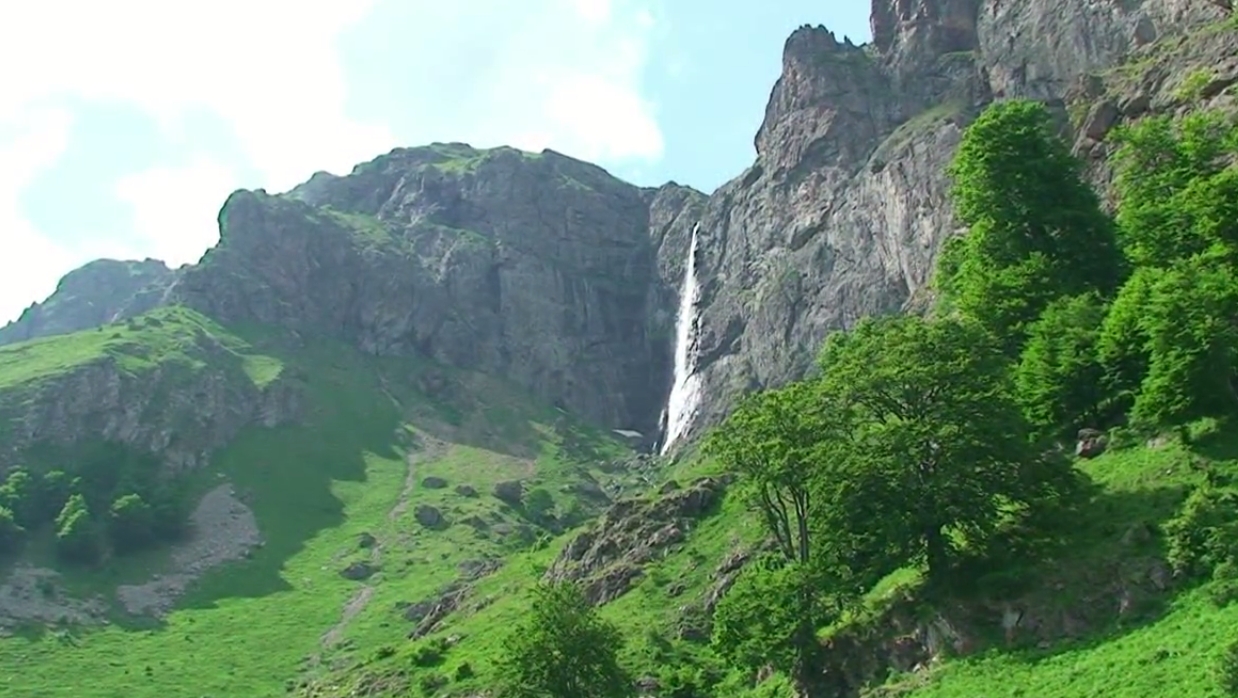 Райско пръскало, Калоферско пръскало или Голям джендемски водопад е водопад, намиращ се на Пръскалска река, ляв приток на Бяла река. Той е най-високият водопад на Балканския полуостров. Разположен е в Стара планина под връх Ботев. Намира се в Национален парк „Централен Балкан“, в природния резерват Джендема. Събира води от снежните преспи, разположени под върха, които образуват река Пръскалска, и има височина 124,5 метра.