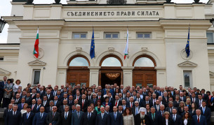 Групова снимка на новите депутати пред Парламента