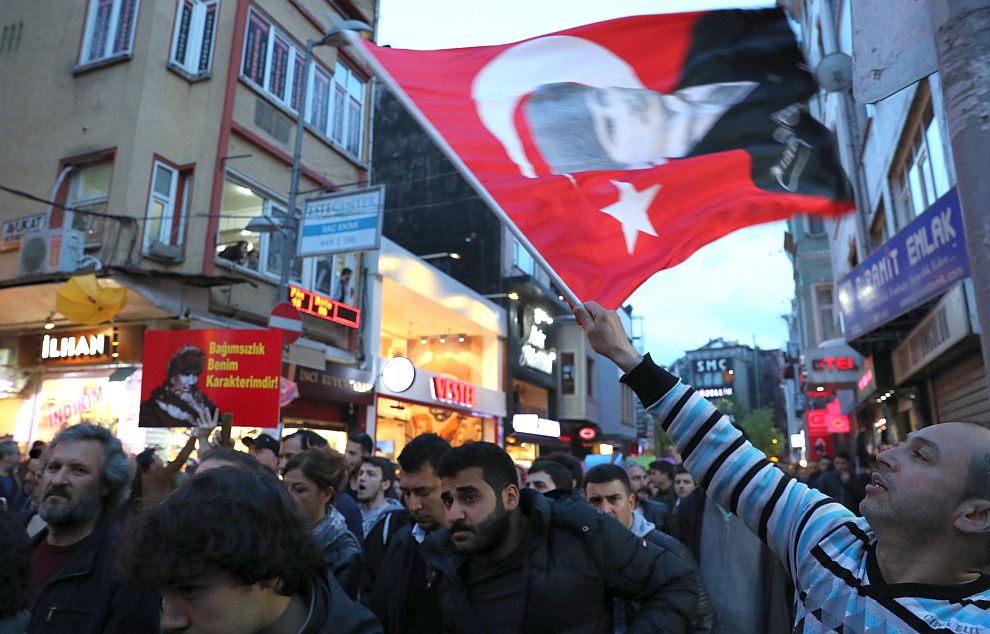 Според официални резултати от гласуването на референдума, 51,3% от турските избиратели са одобрили промени в конституцията, които ще дадат нови широки правомощия на президента Реджеп Тайип Ердоган