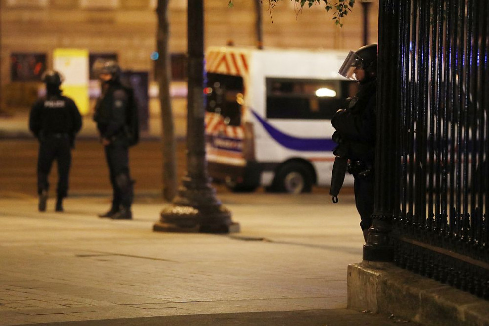 При стрелба в Париж полицай бе убит, а други двама служители на реда ранени