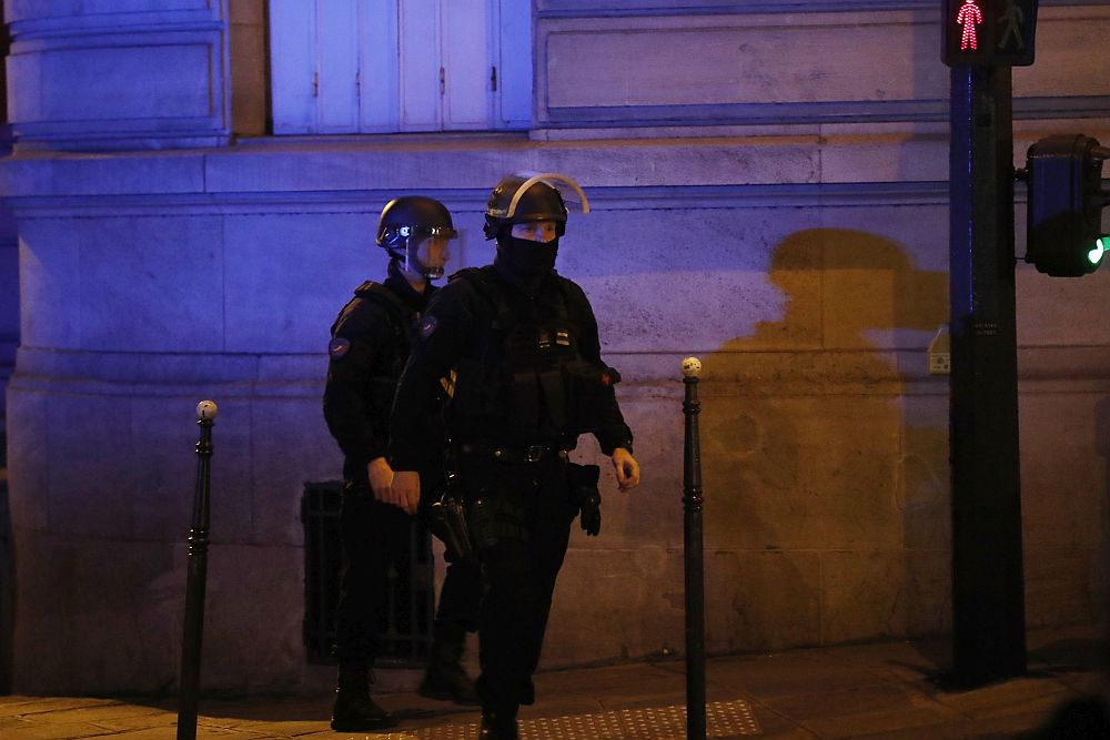 Един полицай бе убит, а други двама служители на реда бяха ранени при стрелба на централния булевард "Шанз-Елизе" в столицата на Франция - Париж. Нападателите са били двама. Един от тях е убит, другият е успял да се изплъзне. Ислямска държава пое отговорност за нападението над служители на реда във френската столица.