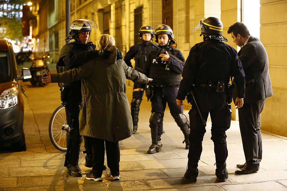 Един полицай бе убит, а други двама служители на реда бяха ранени при стрелба на централния булевард "Шанз-Елизе" в столицата на Франция - Париж. Нападателите са били двама. Един от тях е убит, другият е успял да се изплъзне. Ислямска държава пое отговорност за нападението над служители на реда във френската столица.