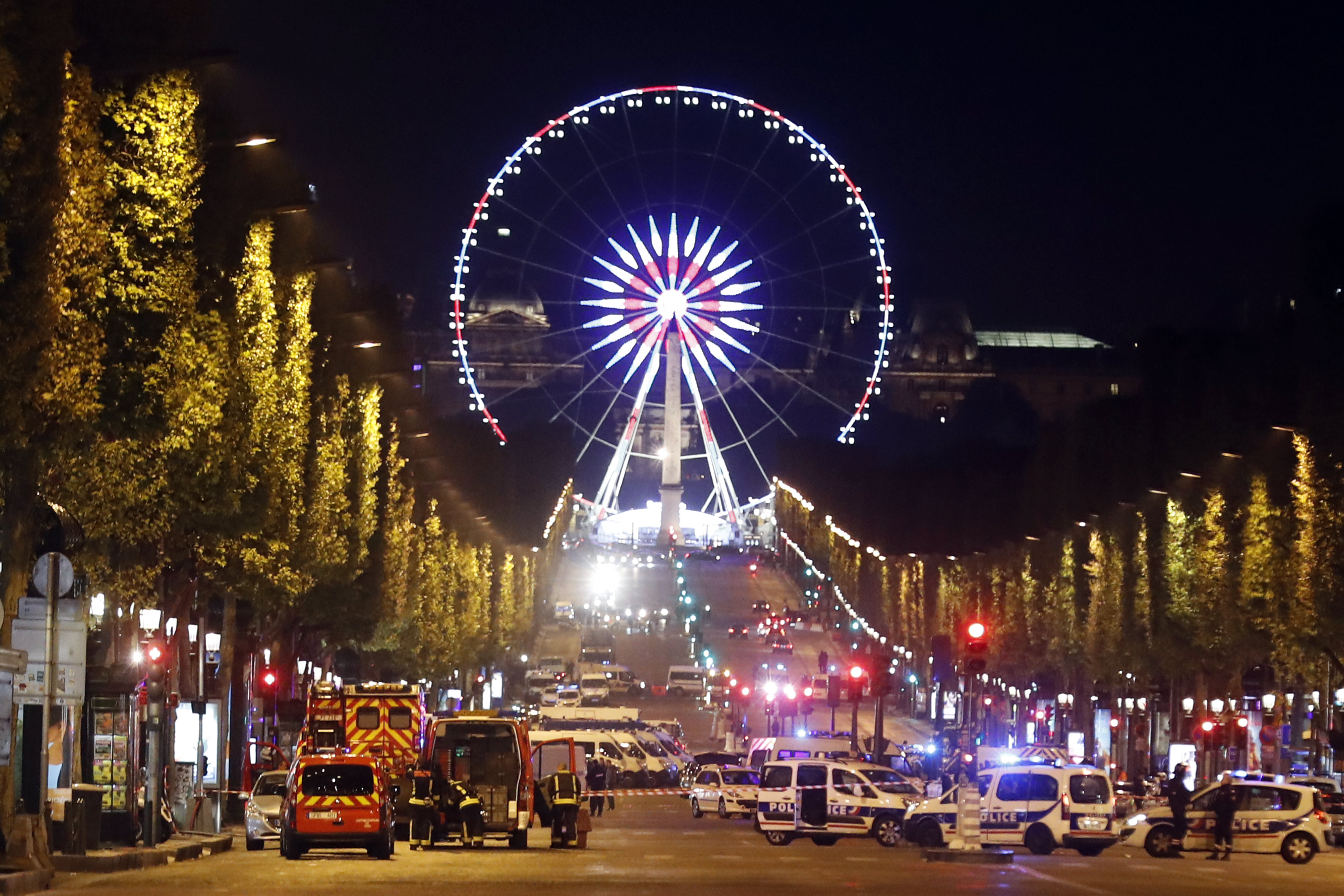 Така изглеждаше центърът на Париж след нападението, при което загинаха двама полицаи