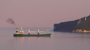 корабите цапат морето