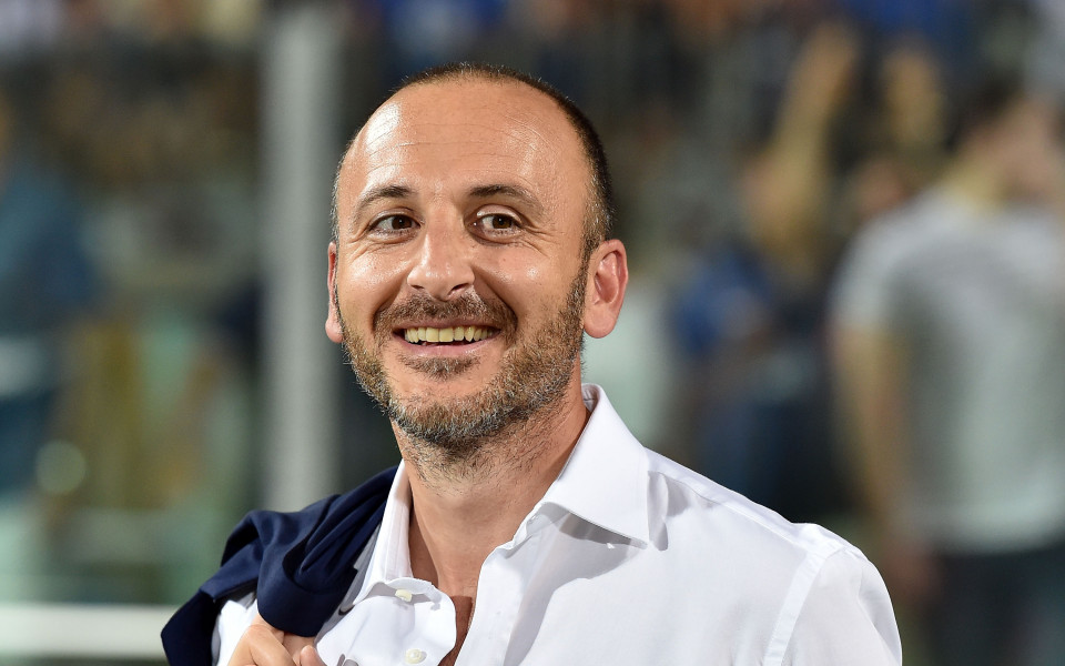 Да рови из профилите в социалните мрежи на футболните съпруги