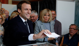 Еманюел Макрон и съпругата му гласуват