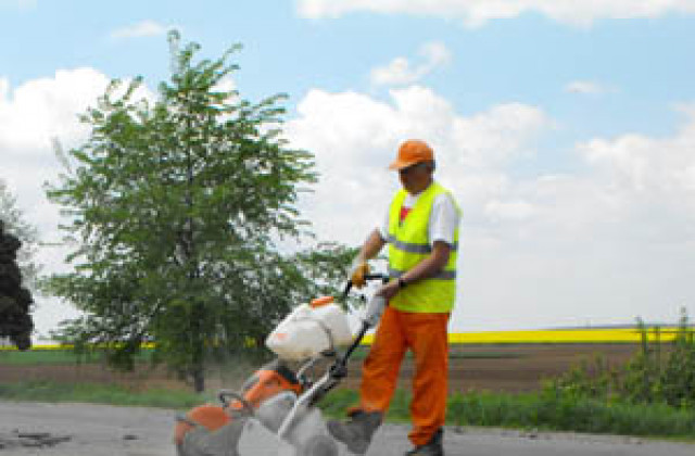 Кърпят големите дупки по пътя Разград – Търговище