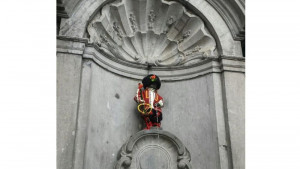 Брюкселският Манекен Пис се накипри в българска носия