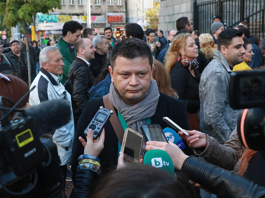 Пред Съдебната палата в София едни искаха оставката на главния прокурор, а други по-ниски цени на природния газ и битовите услуги