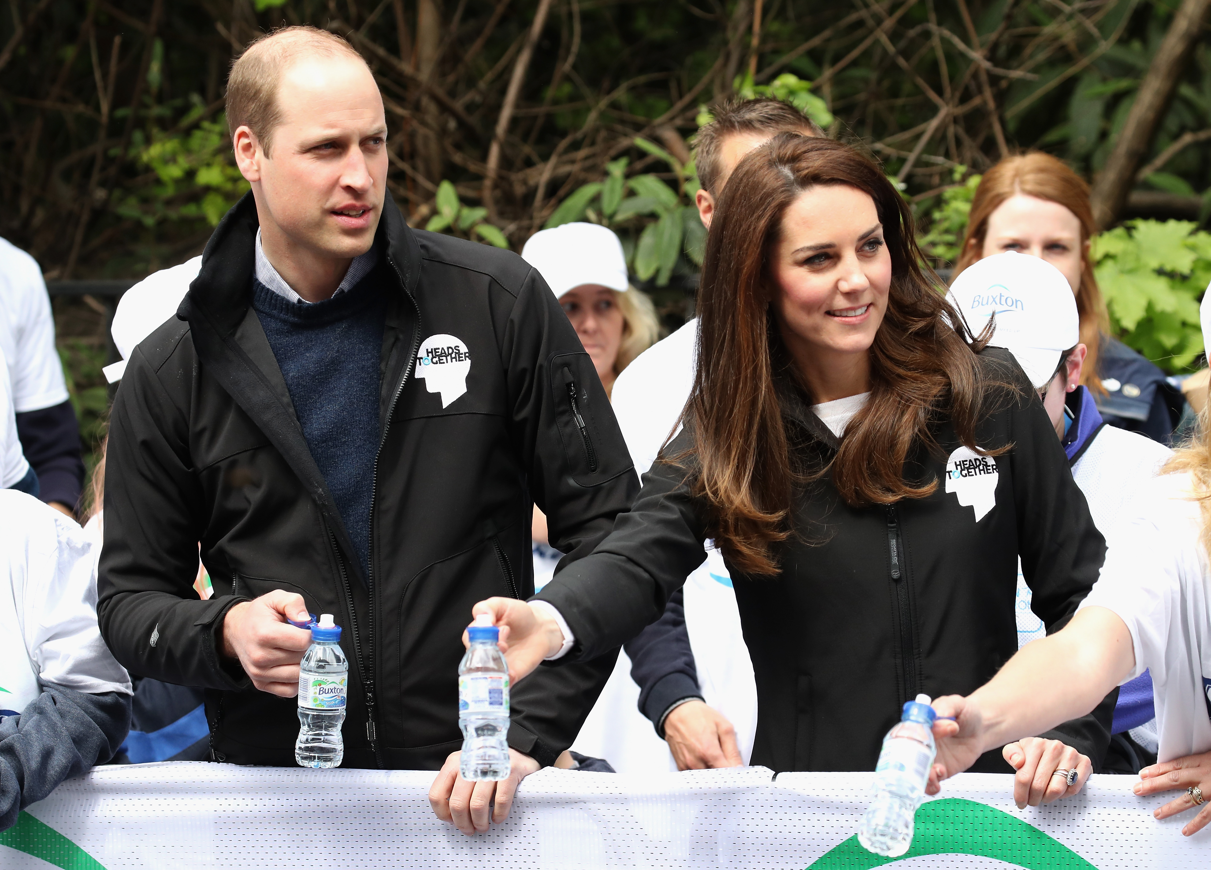 Състезател се пошегува с принц Уилям и съпругата му Кейт по време на Лондонския маратон. Докато Кейт, Уилям и Хари раздаваха вода на състезателите, един от тях отвори бутилката си и напръска с вода Кейт и Уилям.