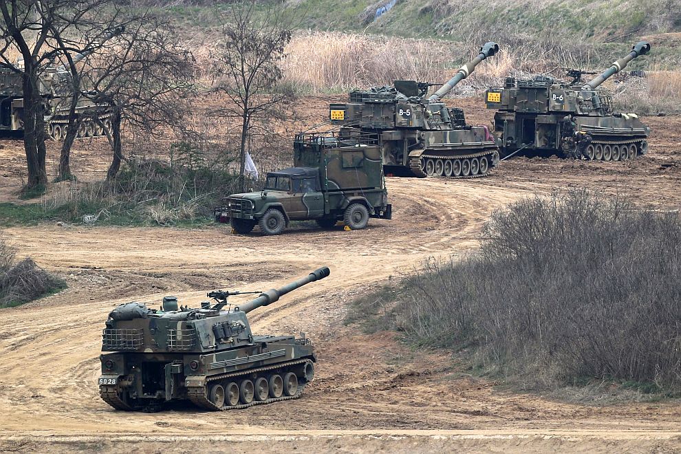 Северна Корея провежда мащабни артилерийски учения по повод 85-ата годишнина от създаването на своите въоръжени сили.