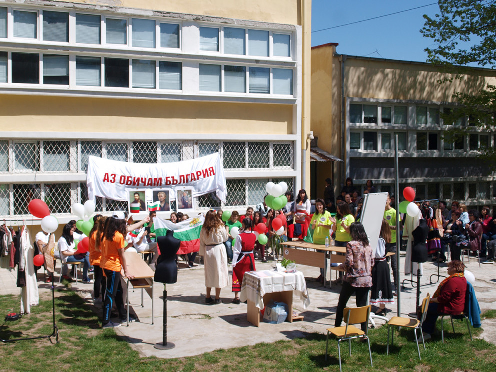 Ученическо състезание „Аз обичам България“ спретнаха в гимназия „Станка Николица“