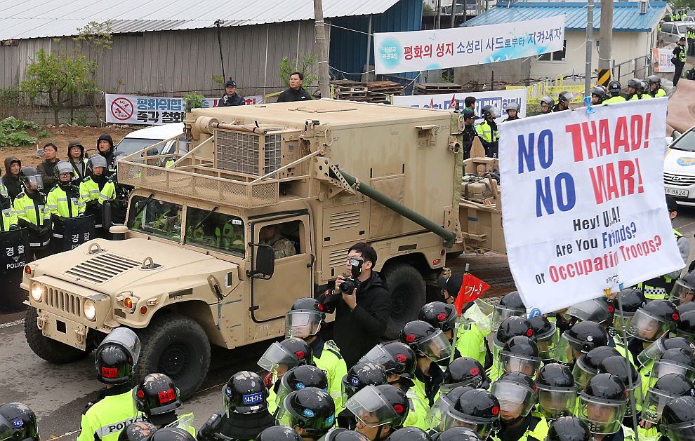 Американските военни доставят в Южна Корея части от противоракетната си система ТААД (THAAD).