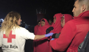 Служителка на Червения кръст в Испания оказва помощ на мигранти, спасени в Средиземно море