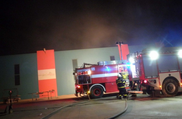 Пожар в цех за картони в Марикостиново