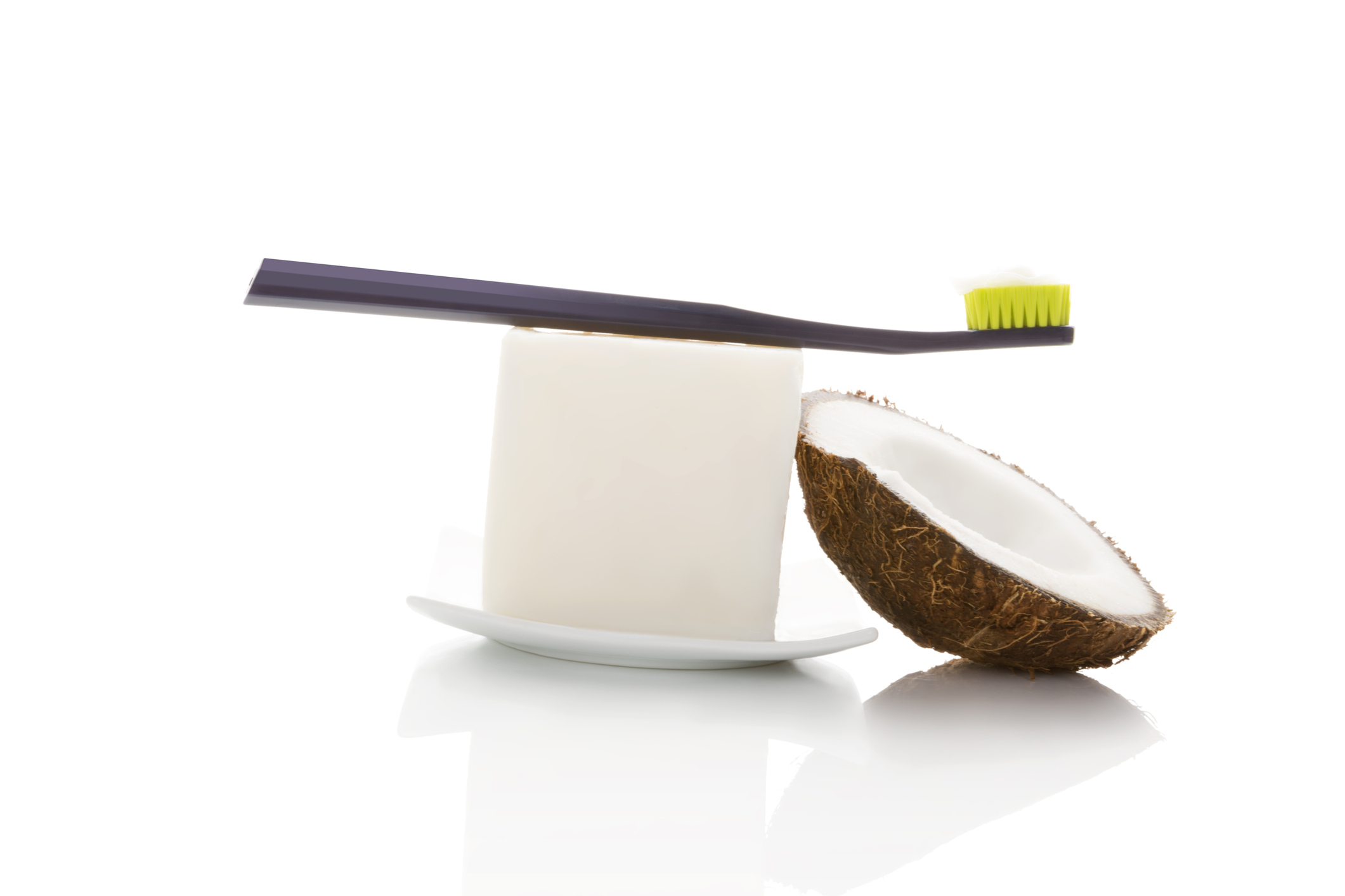 За бели зъби и здрави венци<br />
Освен всико друго, знаехте ли, че кокосовото масло спомага и за по-белите ни и здрави зъби? То няма свойствата да ги избелва толкова, колкото да ги поддържа бели и чисти. Това се дължи на лауриновата киселина в състава на кокосовото масло. Тя спомага за това зъбите и изначално устната ни кухина да са чисти, без бактерии и плака, заздравява и венците ни.<br />
Ето защо бихте могли сутрин да си правите гаргара с 1 с.л. кокосово масло.