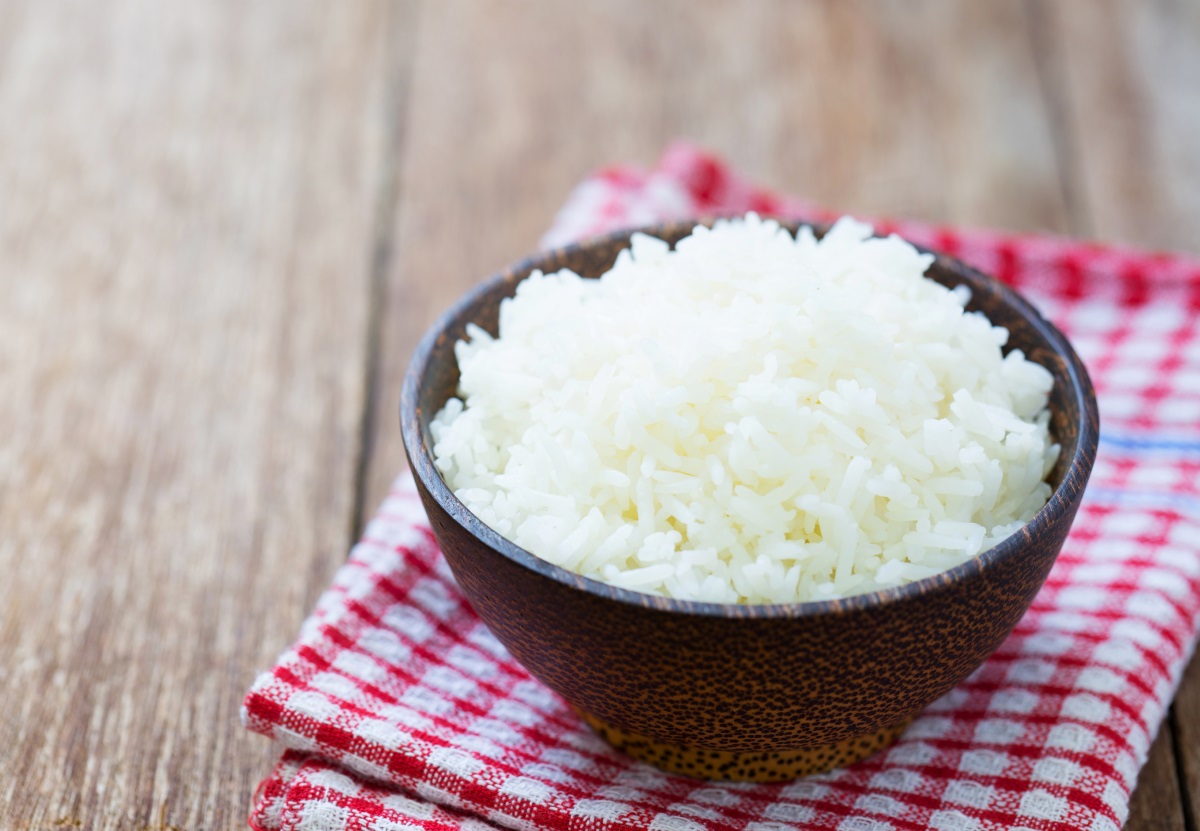 <p>Бял рафиниран ориз - При обработката на белия ориз се губят почти всички хранителни вещества, оризовото масло, както и фибрите, които са много ценни в ориза.</p>