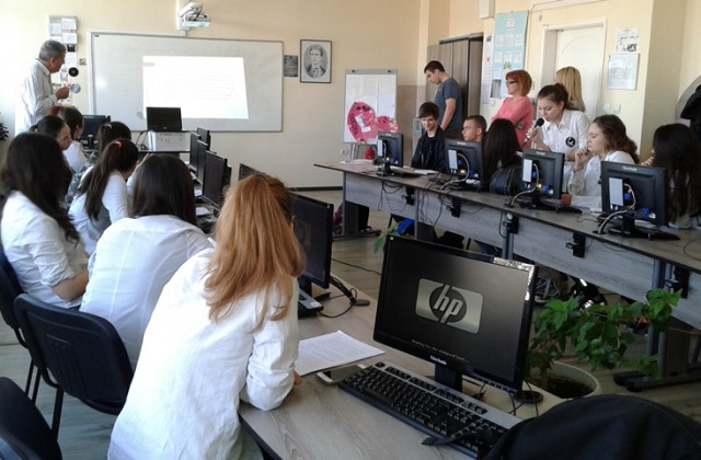 Бургаските десетокласници от Руската гимназия говориха по Скайп със своите връстници от Воронеж