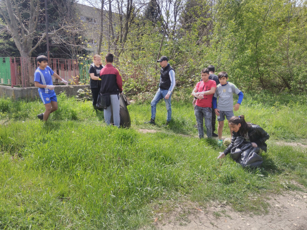 Деца от институции се включиха в почистването на Добрич