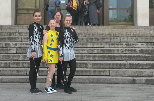 Три разградски мажоретки с отличия от международен конкурс