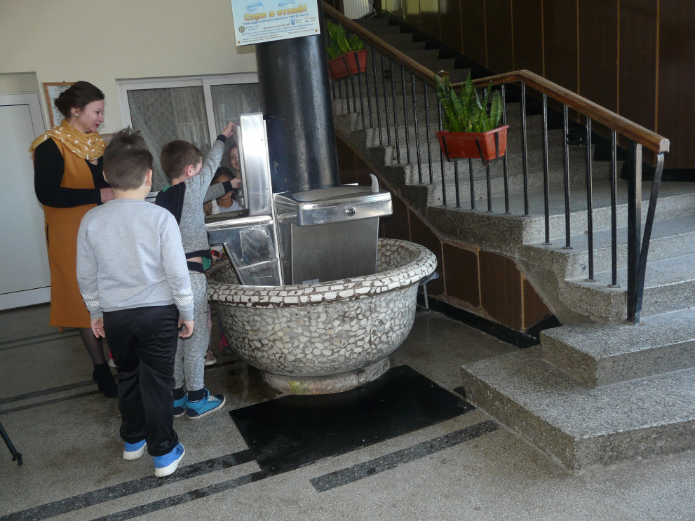 Ротари клуб дари на училището система за пречистване на питейната вода