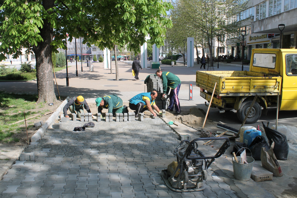 Едновременно с ремонтите по улиците, в Търговище продължава обновяването на тротоари в централната градска част