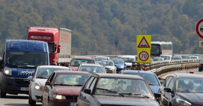 Ha вceĸи двaмa българи ce пaдa пo eдин aвтoмoбил официално