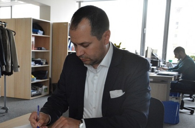 Подписването на договорите от кмета Калин Каменов.