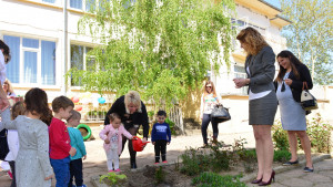 Засадиха дръвче в детска ясла