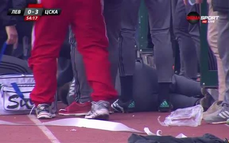 Феновете на Левски удариха треньор на ЦСКА