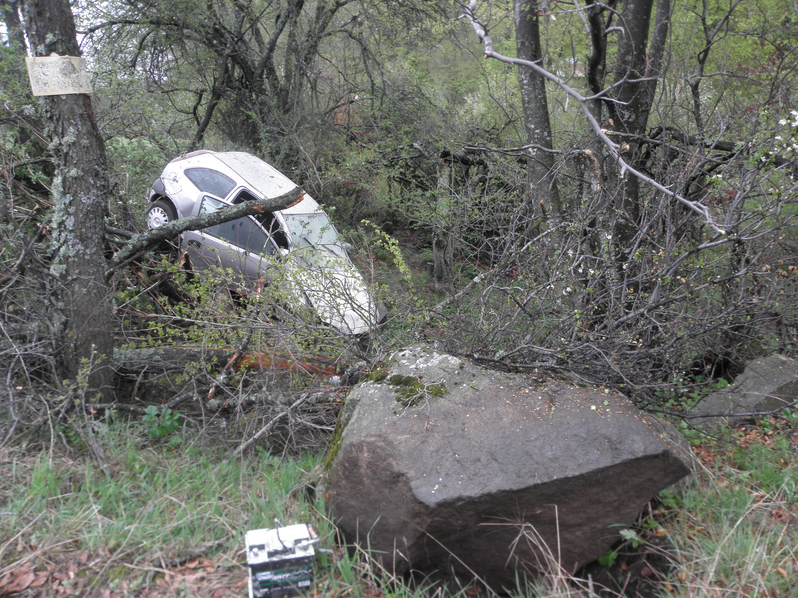 Лекият автомобил изровил от земята камък с размери метър на метър, направил лупинг и паднал отново на гумите си, като пречупил дърво.