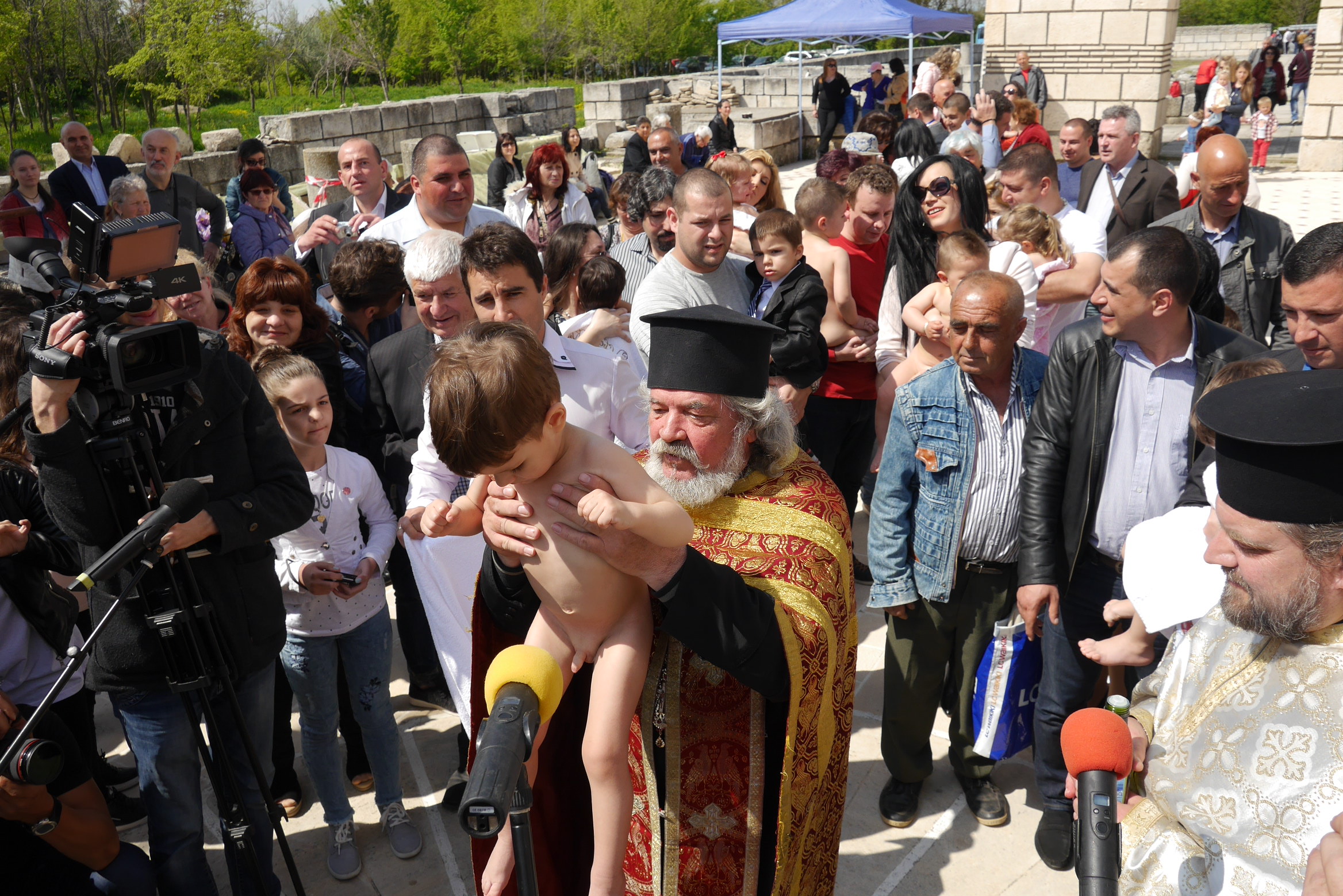 Масово кръщение в Голямата базилика в Плиска