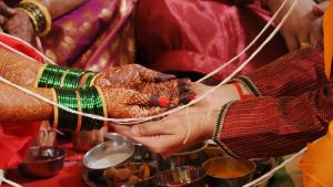 24 годишният Динеш СП и 23 годишната Джанаганандхини Рамасвами сключиха брак в